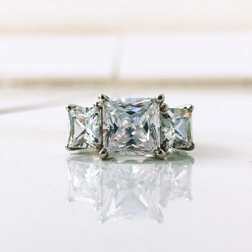 Princess cut 3 stone - ct,