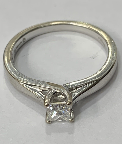 18ct white gold princess - 18ct,