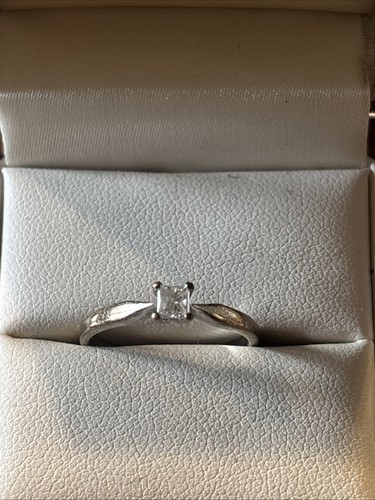 Stunning 9ct white gold - stunning,