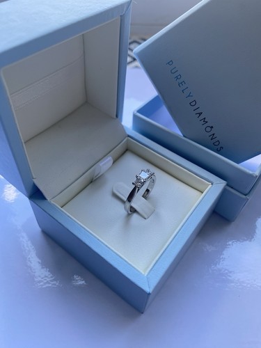 Stunning 18ct white gold - stunning,