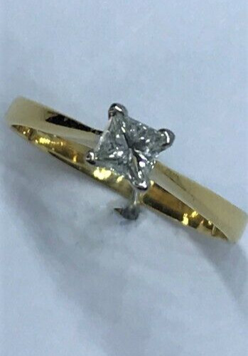 -Hallmark 18ct gold princess