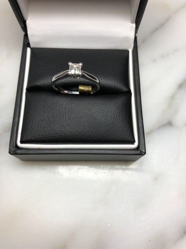 18ct white gold princess - 18ct,