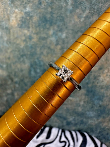 18ct white gold princess - white,