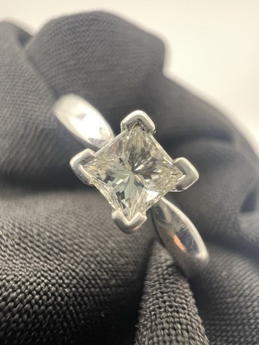 18ct white gold - white, 0.33ct