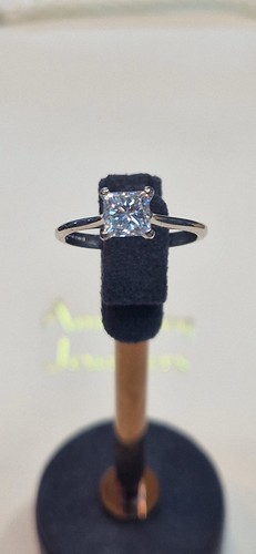 18ct white gold natural single - 18ct,